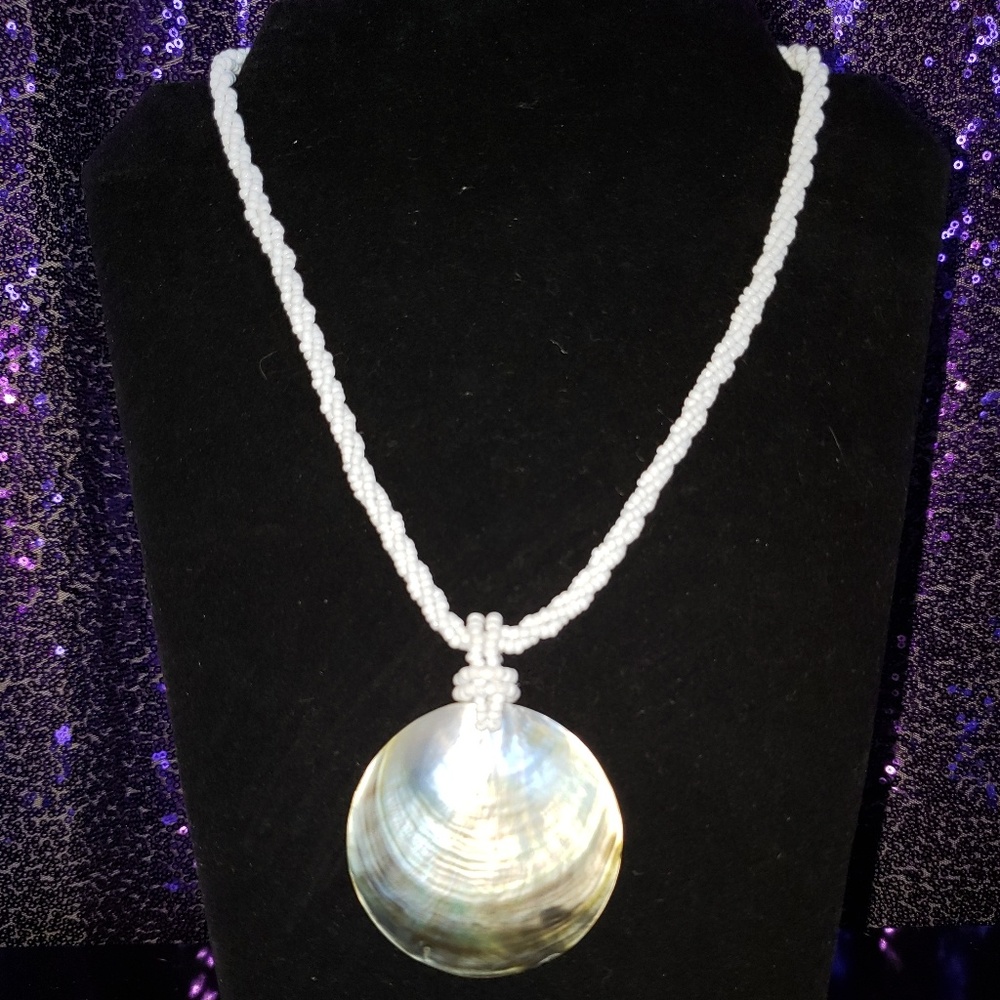 🌺Beaded necklace with large shell